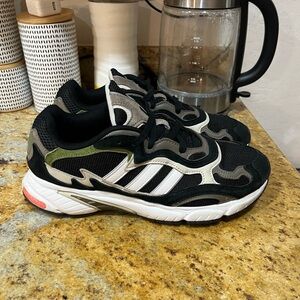 Adidas men’s shoes size 10.5